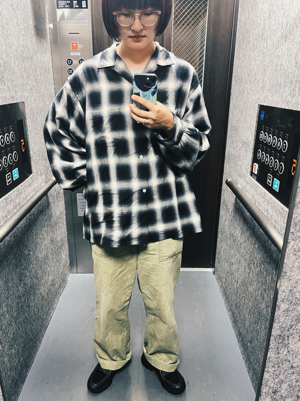 「オンブレーチェックシャツ、used」｜「orSlowのアイテム（カーゴパンツ、グリーン系）」を使った、Slさん（レディース・163cm）の夏コーディネートの1枚目の写真