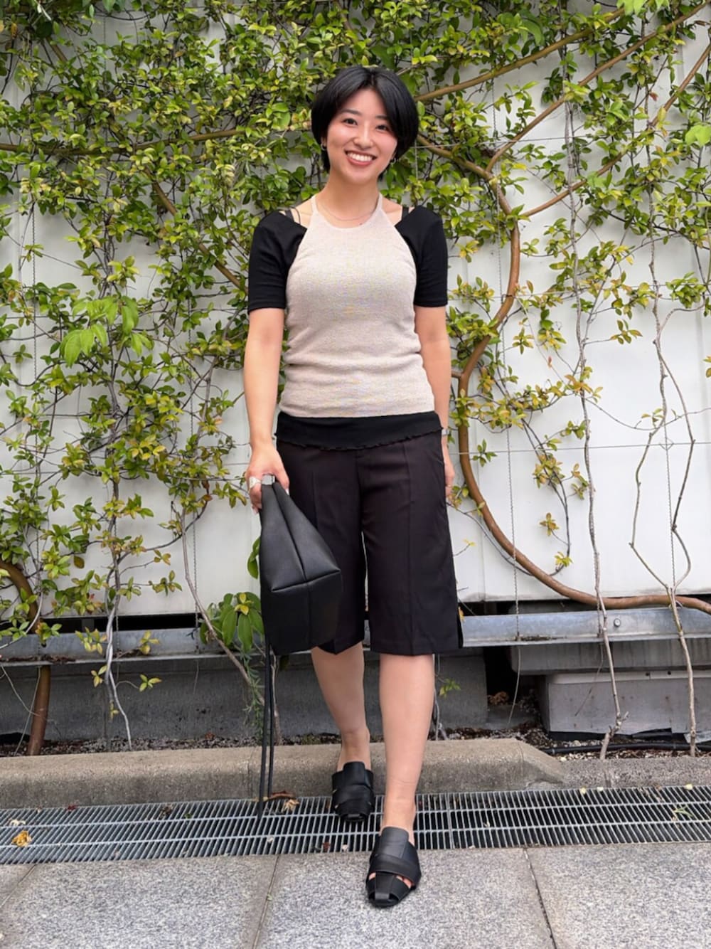 ブラック系のその他パンツ、ベージュ系のニット/セーター、ブラック系のTシャツ/カットソーを着用したレディースの夏コーディネートの1枚目の写真