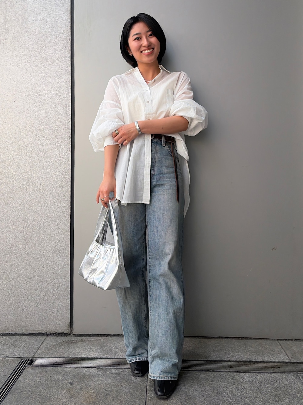 ブルー系のデニムパンツ、ホワイト系のシャツ/ブラウス、ブルー系のネックレスを着用したレディースの春コーディネートの1枚目の写真