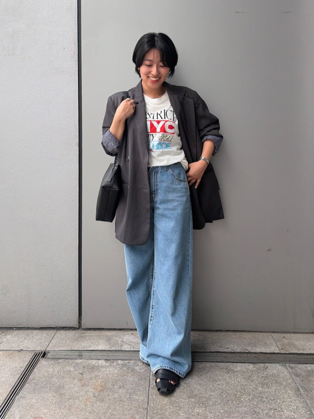 ブルー系のデニムパンツ、グレー系のテーラードジャケット、ホワイト系のTシャツ/カットソーを着用したレディースの夏コーディネートの1枚目の写真