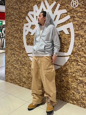 「Timberland（ティンバーランド）のアイテム（パンツ）」を使った、HIROKI ARAさん（メンズ・175cm）の春コーディネート