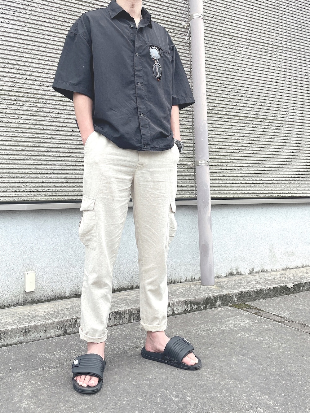「カジュアル、夏、モノトーンコーデ、メンズコーデ」｜「ZARAのアイテム（カーゴパンツ、ベージュ系）」を使った、umiさん（メンズ・173cm）の夏コーディネートの1枚目の写真