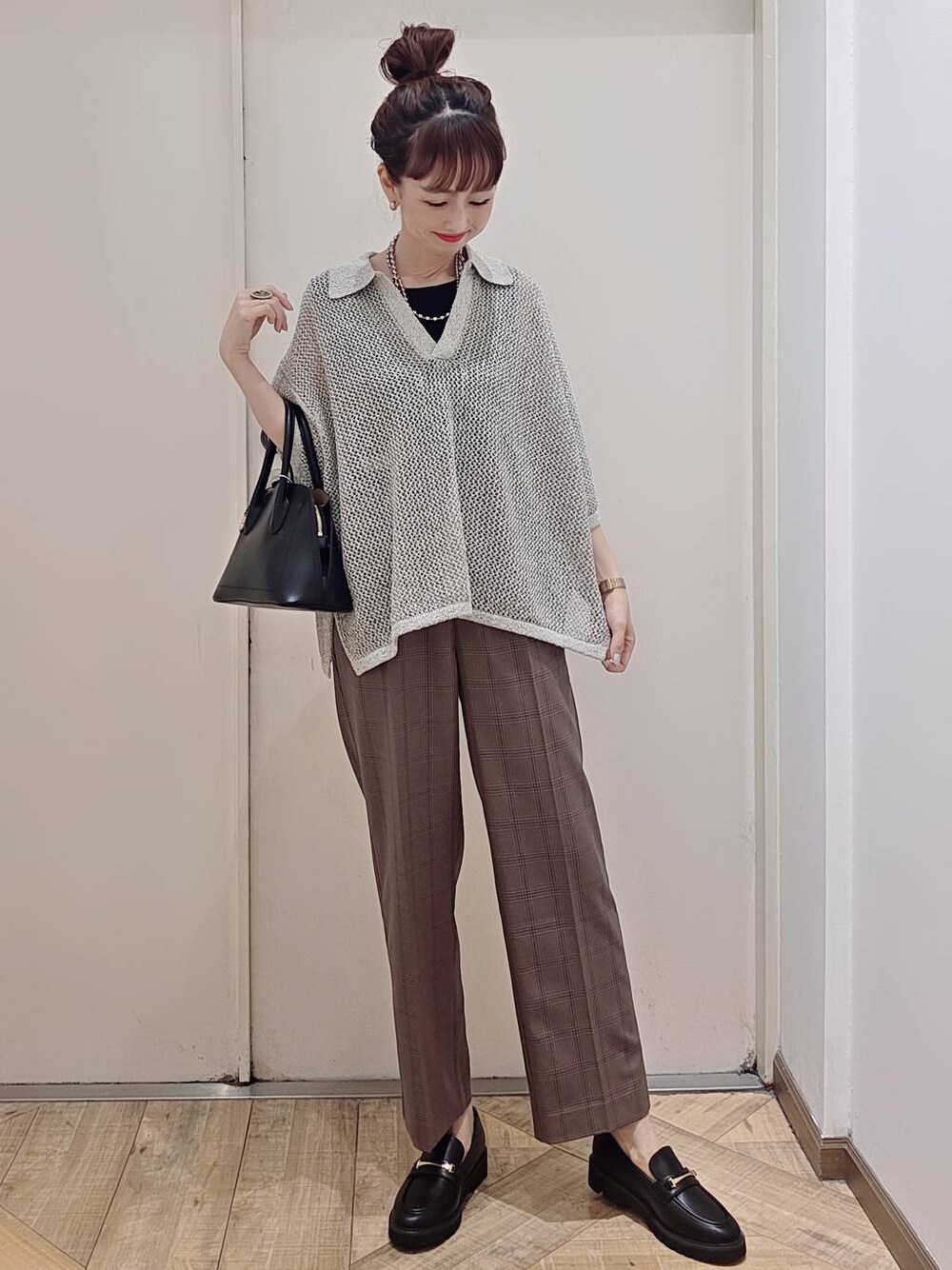 ブラック系のショルダーバッグ、ブルー系のその他パンツ、グレー系のニット/セーターを着用したレディースの秋コーディネートの1枚目の写真