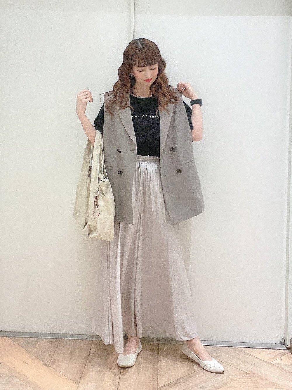 「カジュアル、若見え、きれいめ、ママコーデ、GLOBAL WORK、Tシャツ、パンツ」｜「GLOBAL WORKの撥水軽量ポケットファスナートート/143003（トートバッグ、ベージュ系）」を使った、K・Nさん（レディース・161cm）の春コーディネートの1枚目の写真