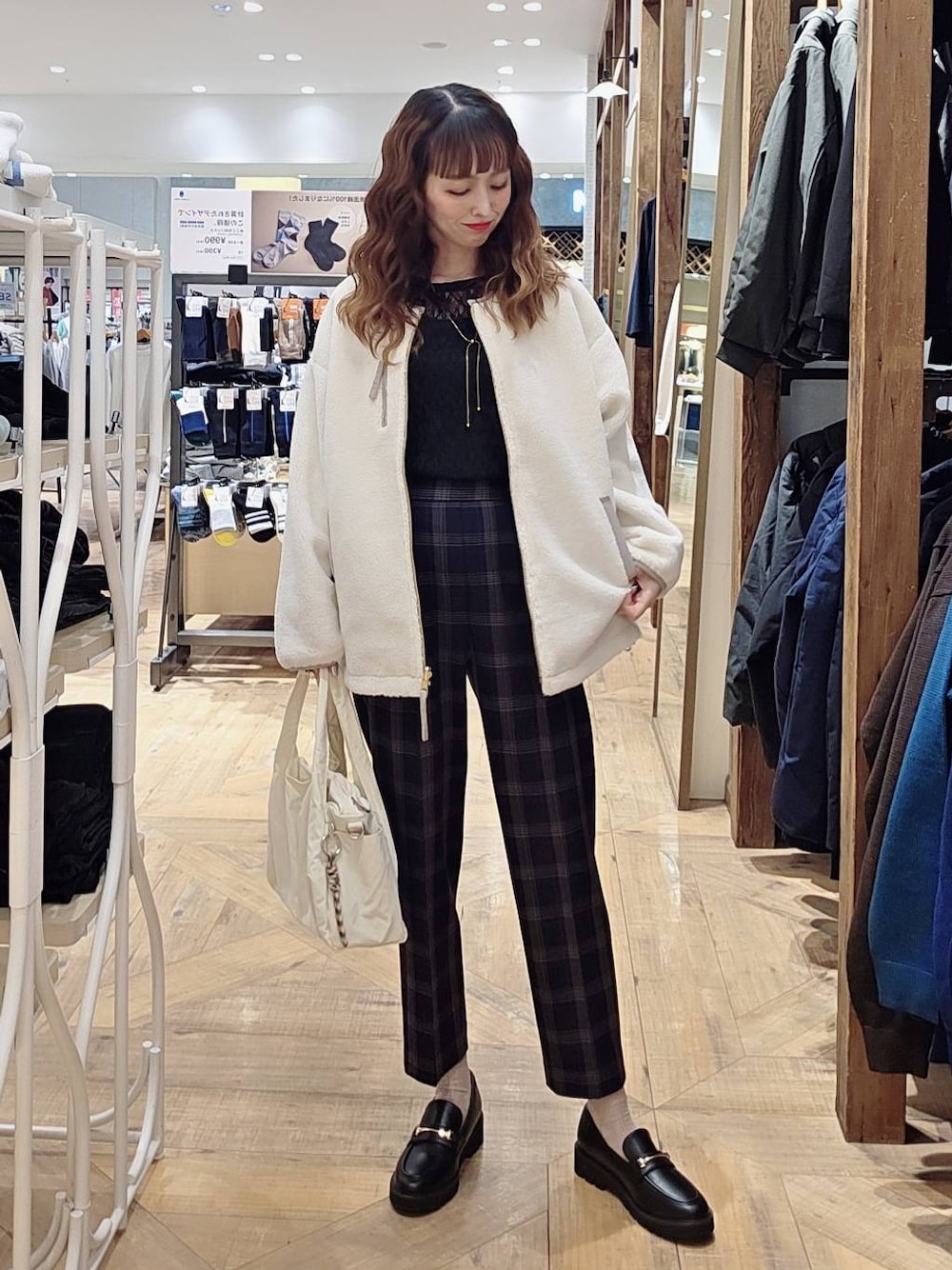 ホワイト系のブルゾン、ブルー系のその他パンツ、ブラック系のローファーを着用したレディースの秋コーディネートの1枚目の写真