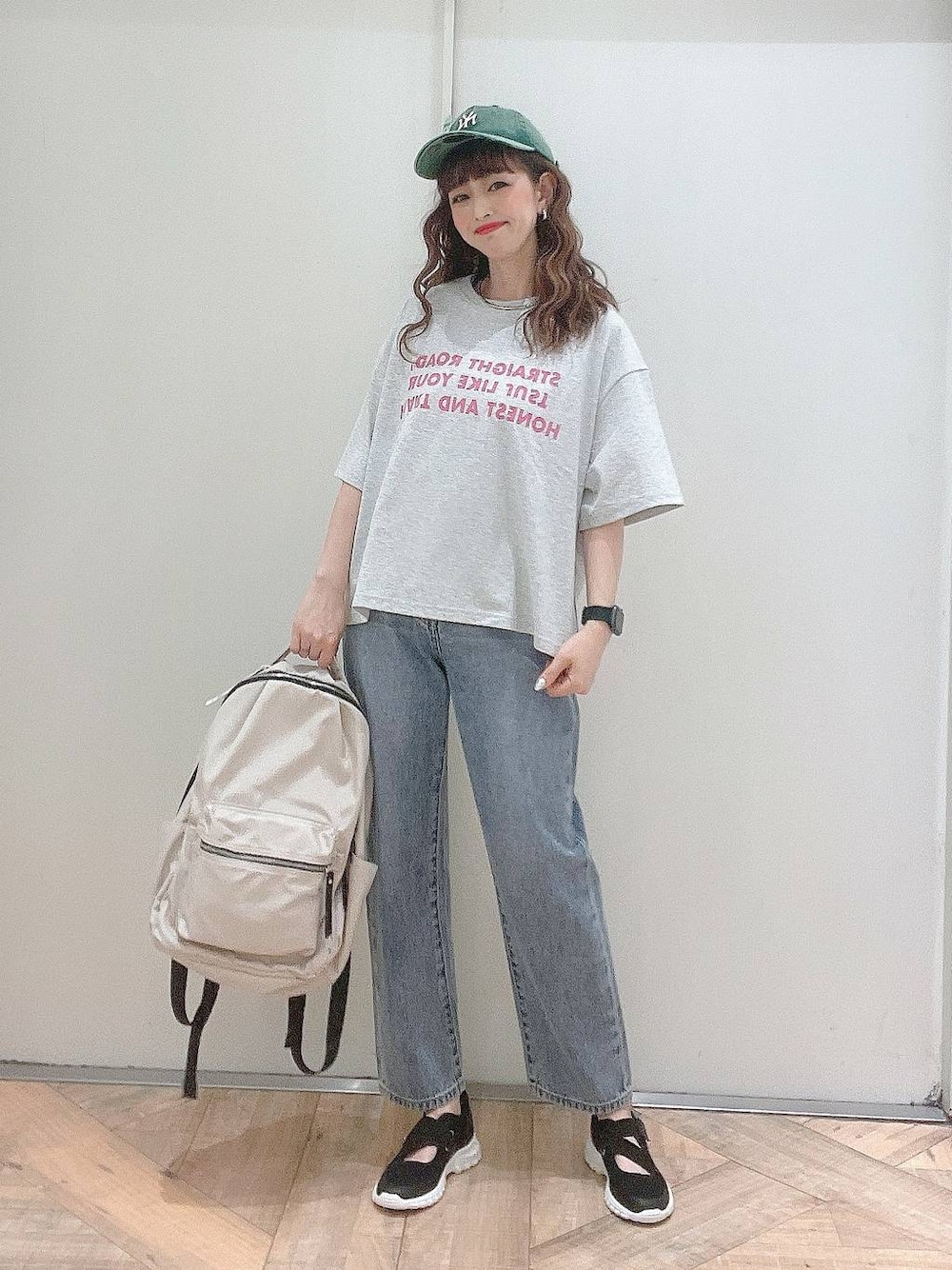 「カジュアル、若見え、きれいめ、ママコーデ、GLOBAL WORK、Tシャツ、デニムパンツ」｜「GLOBAL WORKのエアかるクッションベルトスニーカー/102313（スニーカー、ブラック系）」を使った、K・Nさん（レディース・161cm）の春コーディネートの1枚目の写真