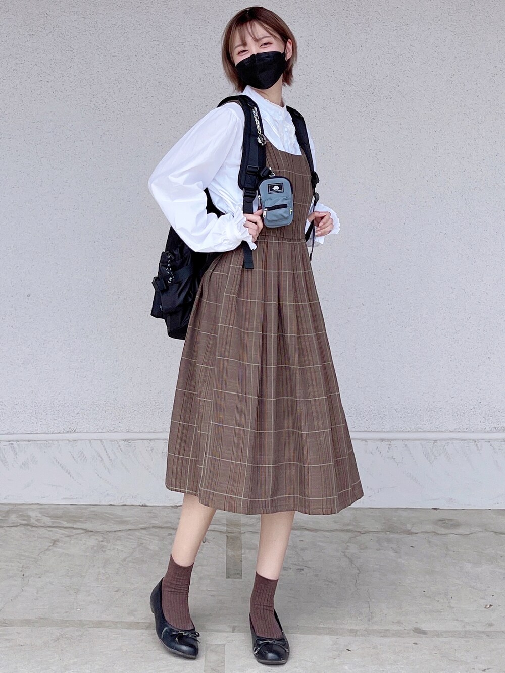 ブルー系のバッグ、ブラック系のバックパック/リュック、ホワイト系のシャツ/ブラウスを着用したレディースの春コーディネートの1枚目の写真