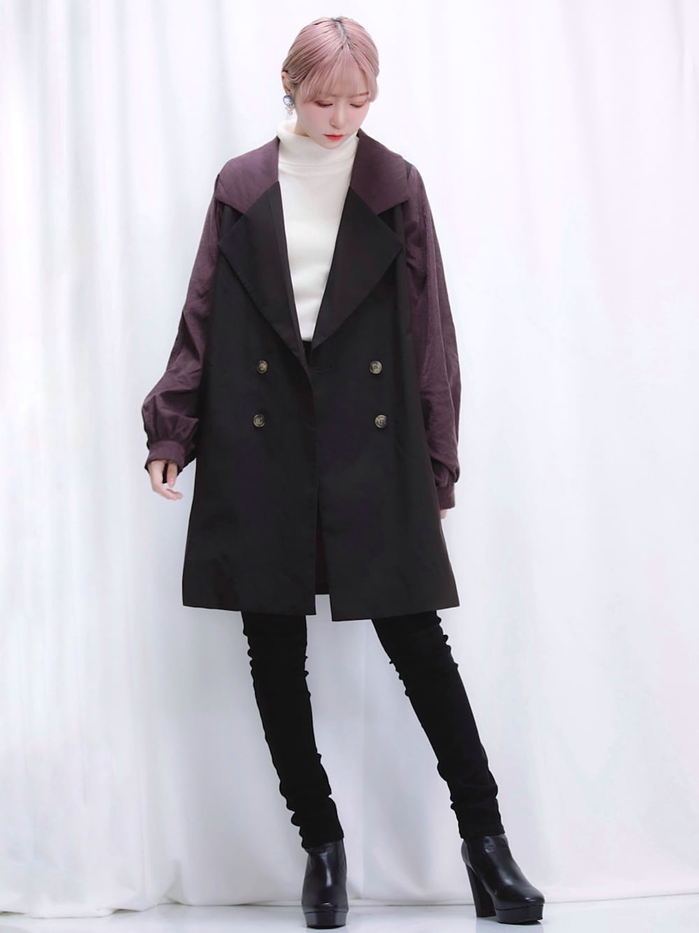 ブラック系のジャケット/アウター、ブラック系のパンツ、ブラック系のブーツを着用したレディースの秋コーディネートの1枚目の写真