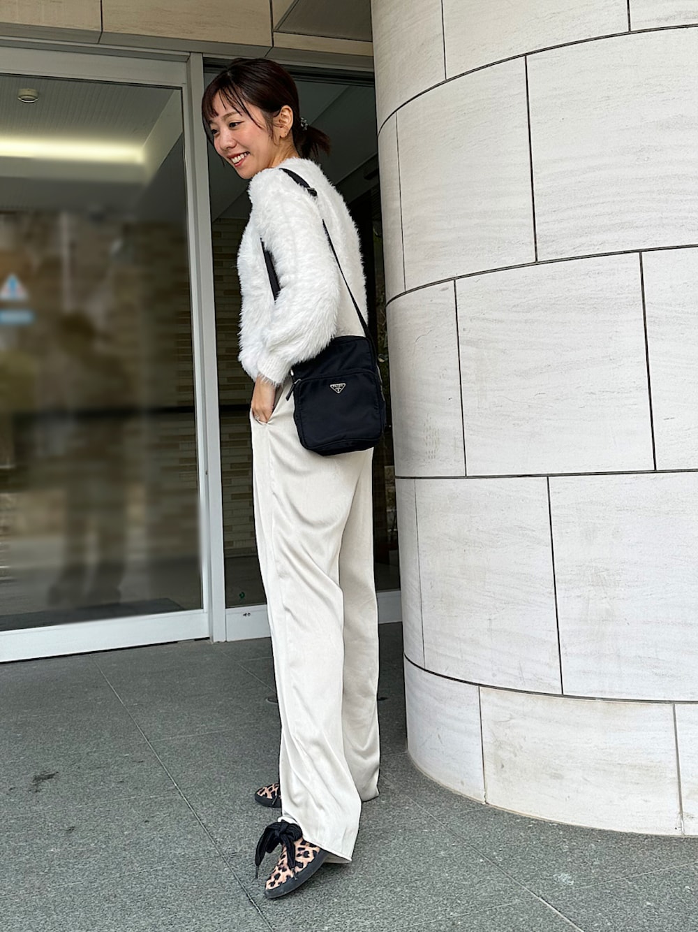 「バレンタイン、ホワイトコーデ、レオパードシューズ、モノトーンコーデ、ホワイトパンツ、大人かわいい、GUコーデ、PRADA」｜「UNITED ARROWSのUWSC サテン イージーパンツ（その他パンツ、ホワイト系）」を使った、まゆちさん（レディース・152cm）の冬コーディネートの1枚目の写真