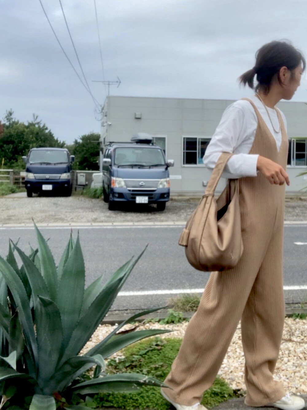 「ユニクロコーデ、ユニジョ、秋ルック紹介するよ、ラクチンコーデ、シンプルスタイル、ママファッション」｜「UNIQLOのアイテム（オールインワン・サロペット、ベージュ系）」を使った、まゆちさん（レディース・152cm）の秋コーディネートの1枚目の写真