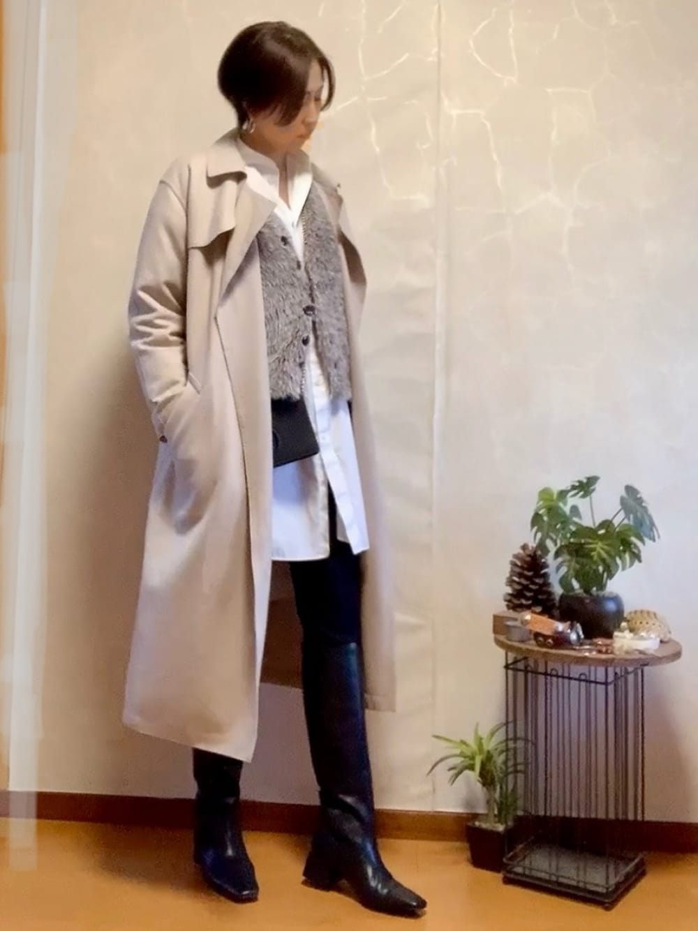 「大人女子、大人コーデ、カジュアルスタイル、ロングブーツ、白シャツ、シャギーニット、カーディガン、トレンチコート、冬、40代ファッション」｜「UNITED ARROWSのアイテム（トレンチコート、ベージュ系）」を使った、ema.さん（レディース・166cm）の冬コーディネートの1枚目の写真