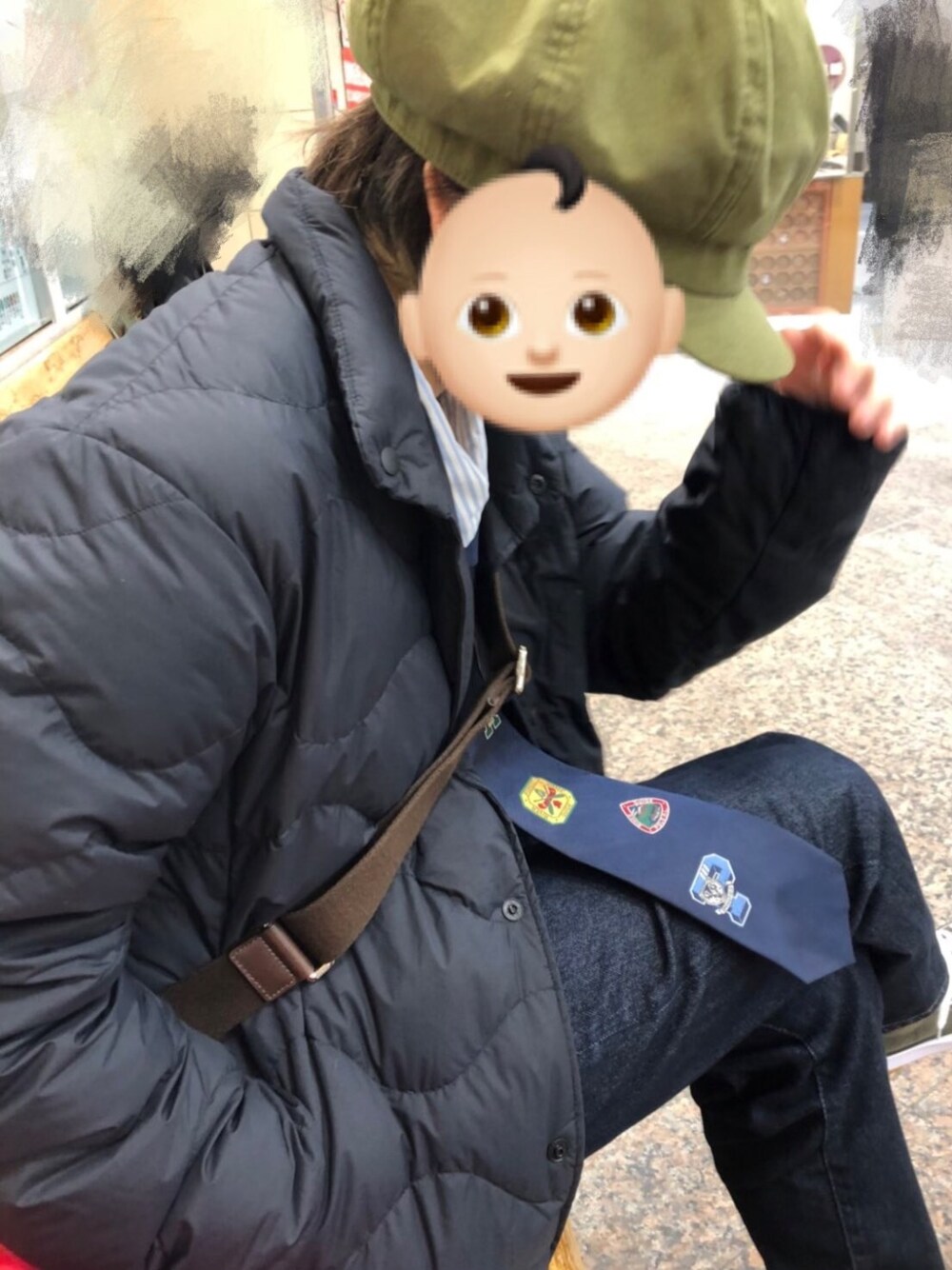 ブルー系のジャケット/アウター、ブルー系のネクタイ、ブルー系のデニムパンツを着用したレディースの春コーディネートの2枚目の写真