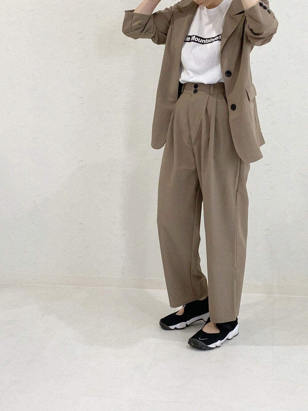 「きれいめカジュアル、秋服準備はじめました、大人カジュアル、秋コーデ、セットアップ、セットアップスタイル」｜「NIKEのNIKE ナイキ エア リフト ブリーズ / NIKE AIR RIFT BREATHE 848386-001【SP】（スニーカー、ブラック系）」を使った、ちばのぞみ。さん（レディース・165cm）の夏コーディネートの1枚目の写真