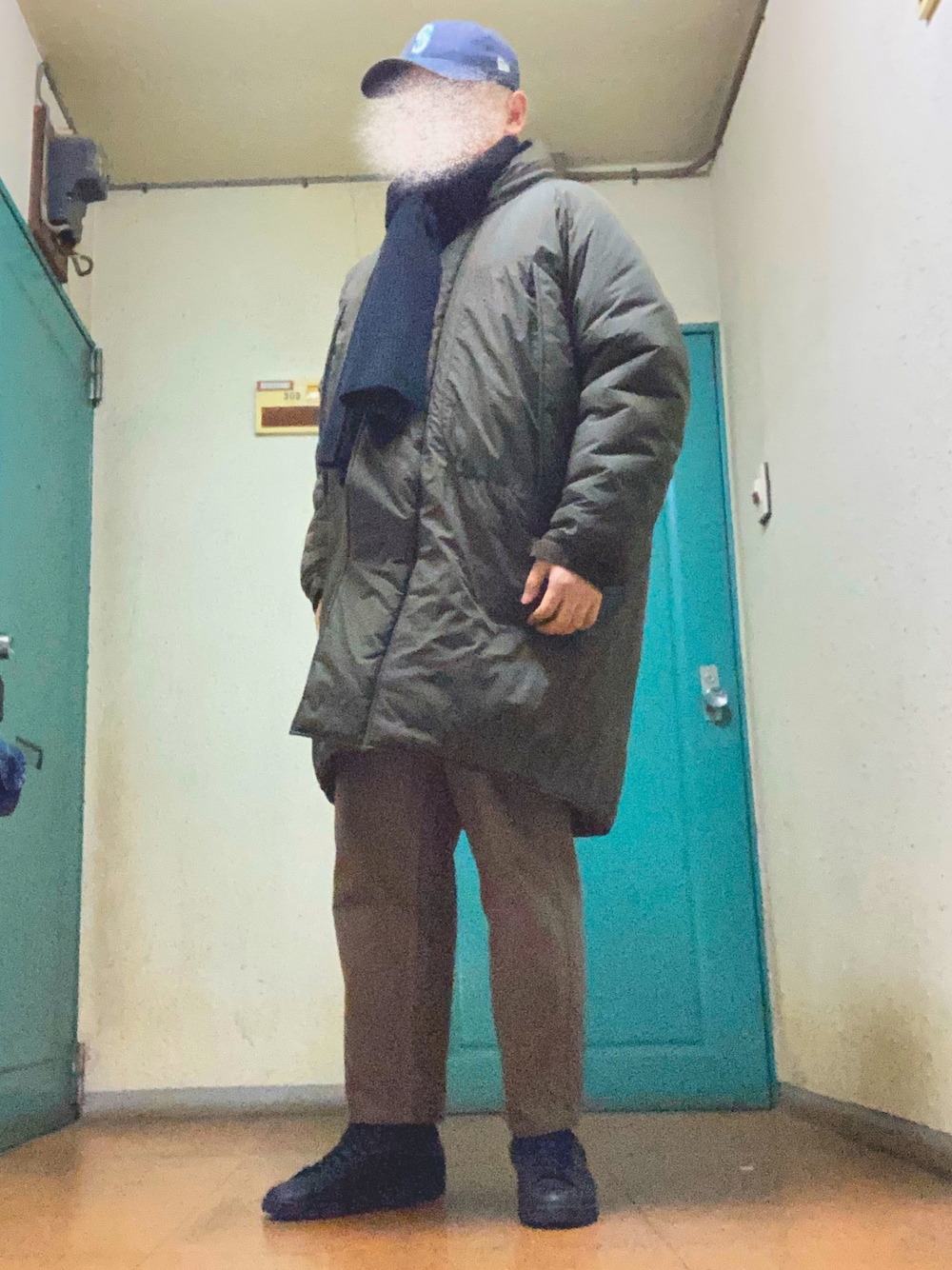 「冬コーデ、冬アウター、お出かけコーデ、40代ファッション、デニム、キャップ、マフラー、ミリタリー、モンスターパーカー、デニムパンツ、スニーカー、スタンスミス」｜「UNIQLOのUNIQLO U/ユニクロユー リラックスフィットジーンズ 34 BROWN 30inch（デニムパンツ、ブラウン系）」を使った、maniac10さん（メンズ・173cm）の冬コーディネートの1枚目の写真