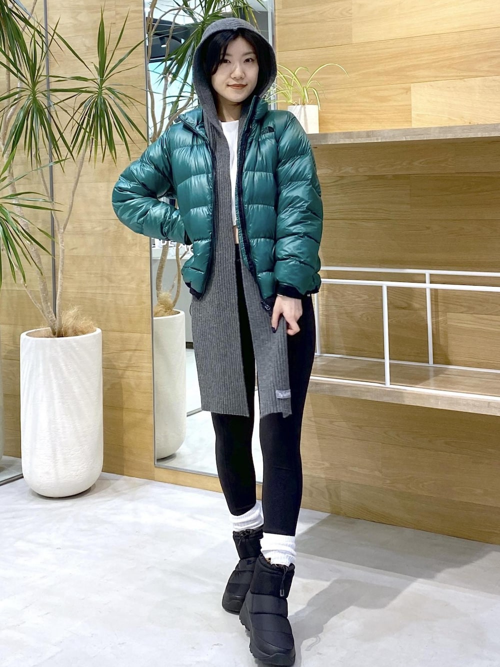 ブラック系のレギンス/スパッツを着用したレディースの秋コーディネートの1枚目の写真