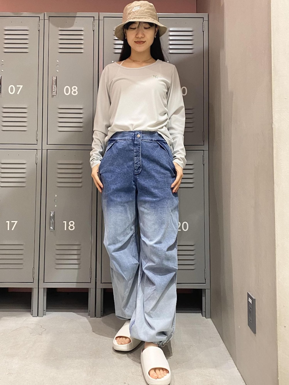 ブルー系のその他パンツ、ホワイト系のサンダル、グリーン系のTシャツ/カットソーを着用したレディースの春コーディネートの1枚目の写真