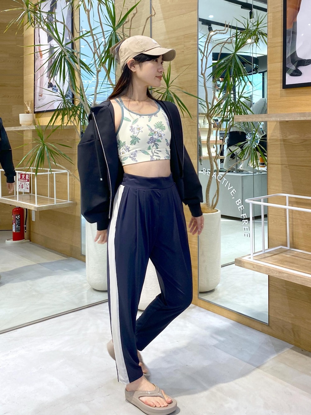「ナージー、oofos、ウーフォス、サンダルコーデ、サンダル、厚底サンダル、厚底、ゆったりパンツ、パーカー、キャップ、帽子、骨格ウェーブ、ラフスタイル、HIBIYAKADAN、NERGY」｜「NIKEの【NIKE】ナイキ クラブ アンストラクチャード フォーチュラ ウッシュ キャップ（キャップ、ベージュ系）」を使った、sana.nさん（レディース・162cm）の夏コーディネートの1枚目の写真