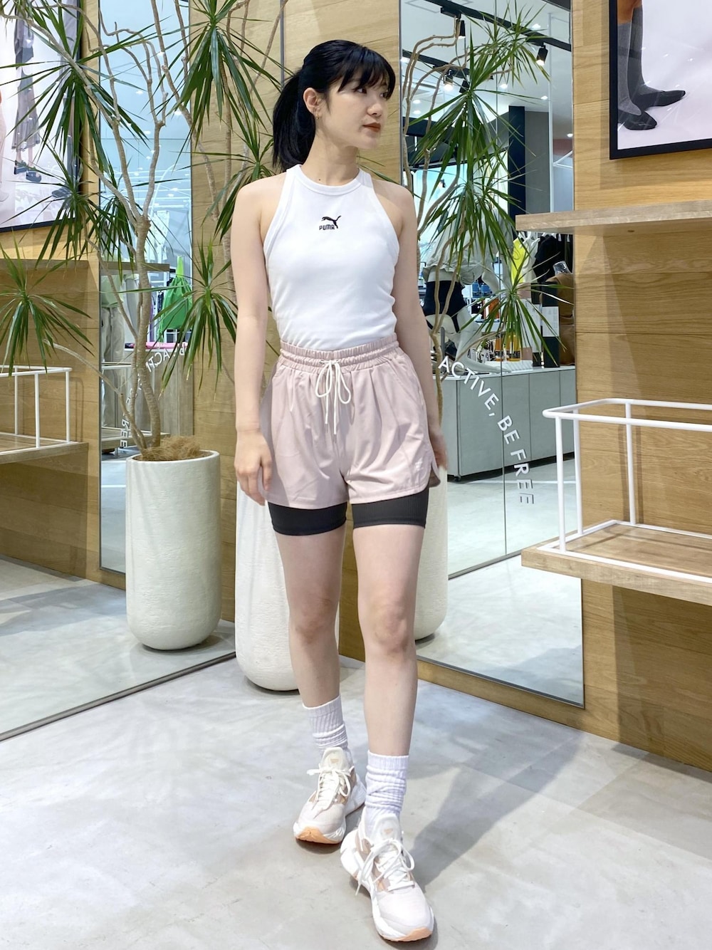 ピンク系のスニーカー、ホワイト系のタンクトップ、ピンク系のその他パンツを着用したレディースの夏コーディネートの1枚目の写真