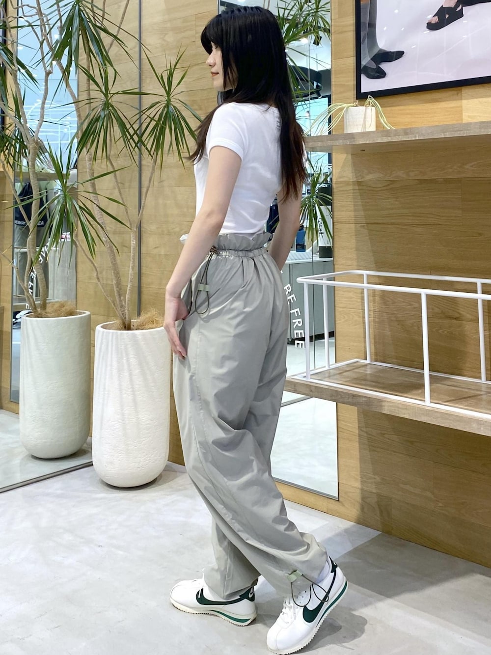 グリーン系のその他パンツ、ホワイト系のTシャツ/カットソー、ホワイト系のスニーカーを着用したレディースの夏コーディネートの1枚目の写真