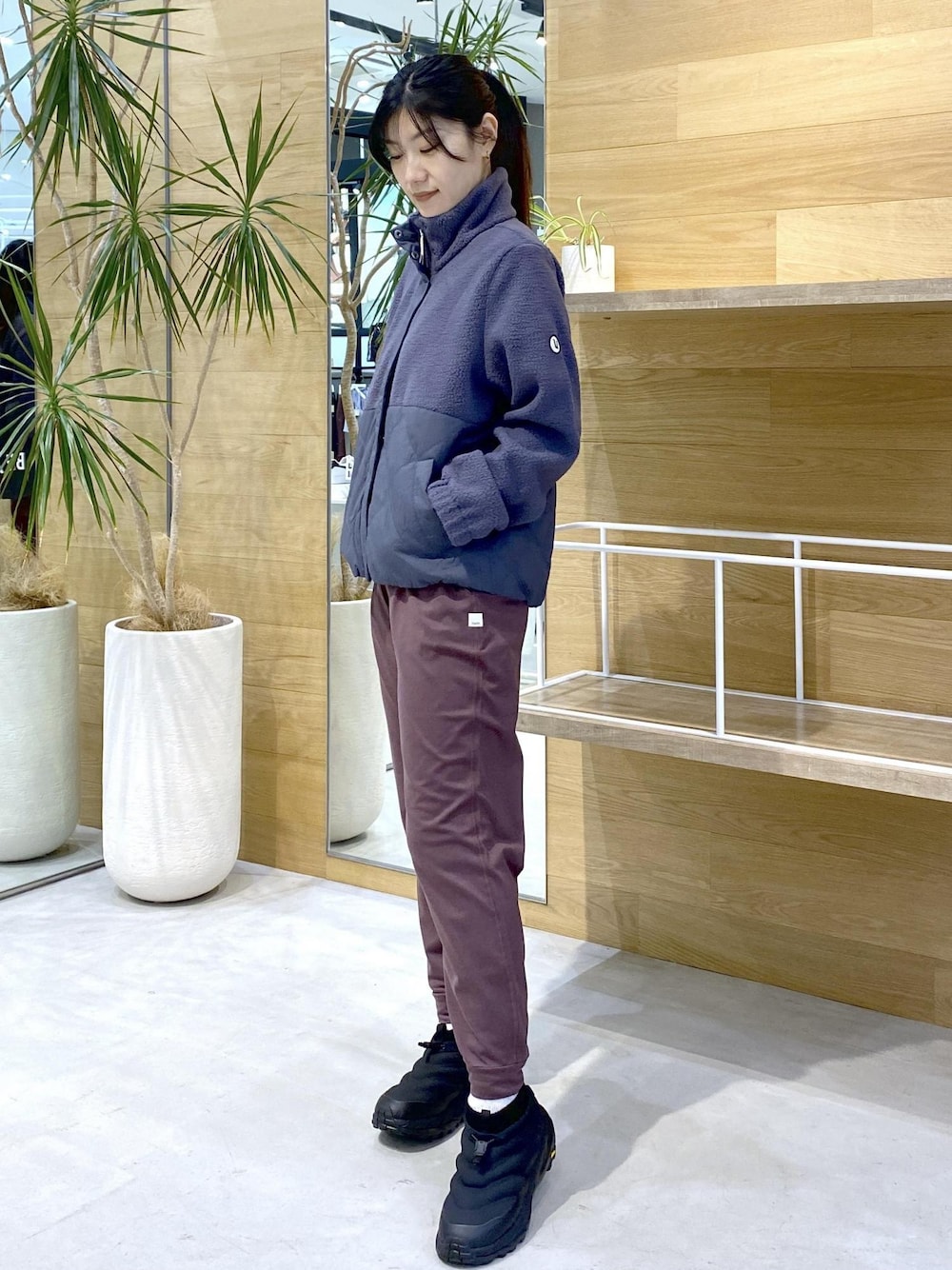 ブラック系のスニーカー、ブルー系のその他アウター、ピンク系のスラックスを着用したレディースの秋コーディネートの1枚目の写真