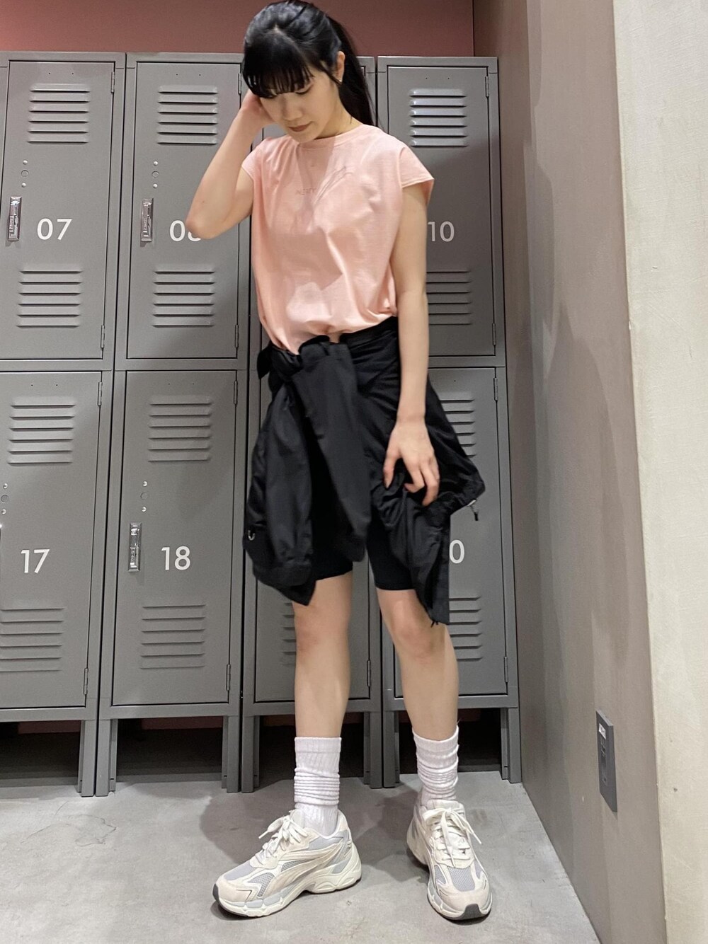 「ナージー、プーマ、puma、バイカーパンツ、バイカーショーツ、ロゴ、ロゴT、NERGY、スニーカー、RUN、YOGA、GYM、アスレジャー」｜「PUMAの【PUMA】テバリス ニトロ スニーカー（スニーカー、ベージュ系）」を使った、sana.nさん（レディース・162cm）の春コーディネートの1枚目の写真