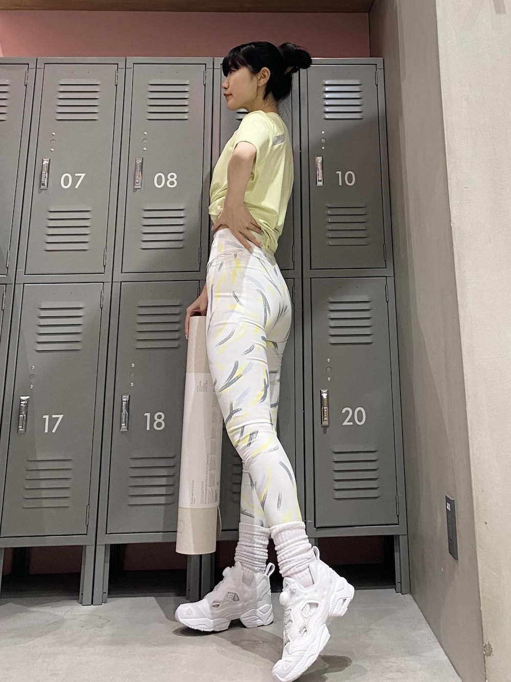 グリーン系のTシャツ/カットソー、ホワイト系のスニーカー、ホワイト系のスポーツグッズを着用したレディースの春コーディネートの1枚目の写真