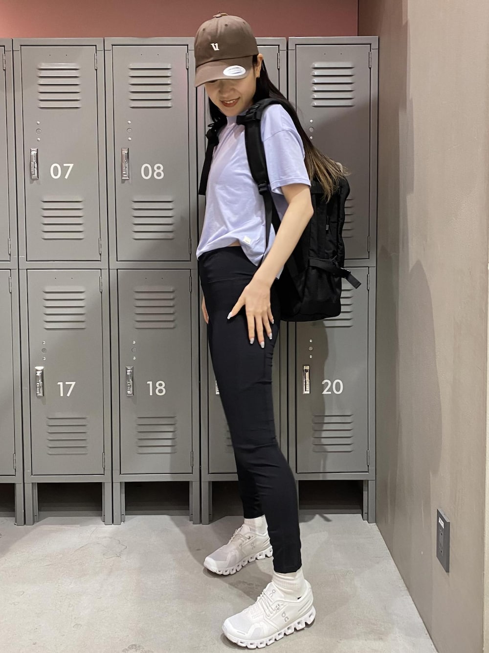 ブラック系のバックパック/リュック、ホワイト系のスニーカー、ブルー系のTシャツ/カットソーを着用したレディースの春コーディネートの1枚目の写真