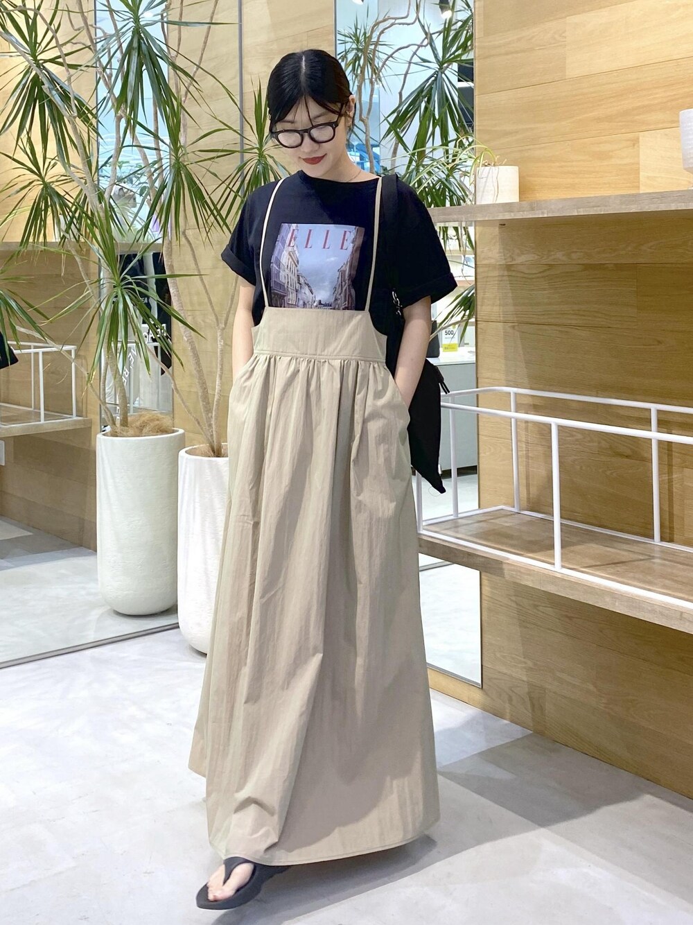 ブラック系のサンダル、ブラック系のトートバッグ、ブラック系のTシャツ/カットソーを着用したレディースの夏コーディネートの1枚目の写真