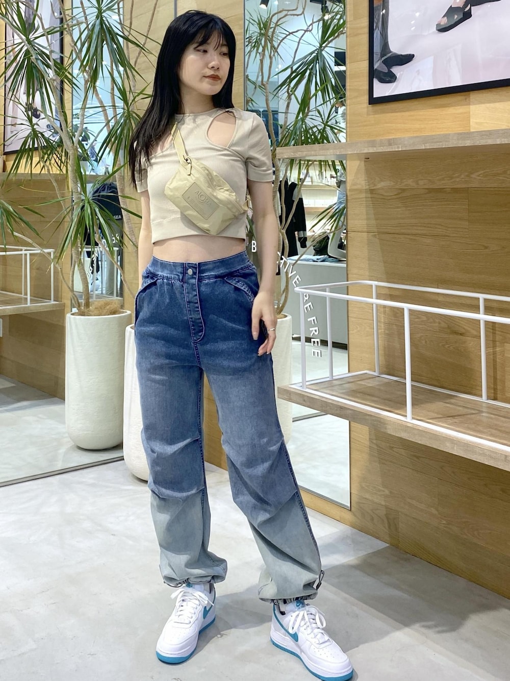 イエロー系のTシャツ/カットソー、イエロー系のボディバッグ/ウエストポーチ、ブルー系のデニムパンツを着用したレディースの夏コーディネートの1枚目の写真