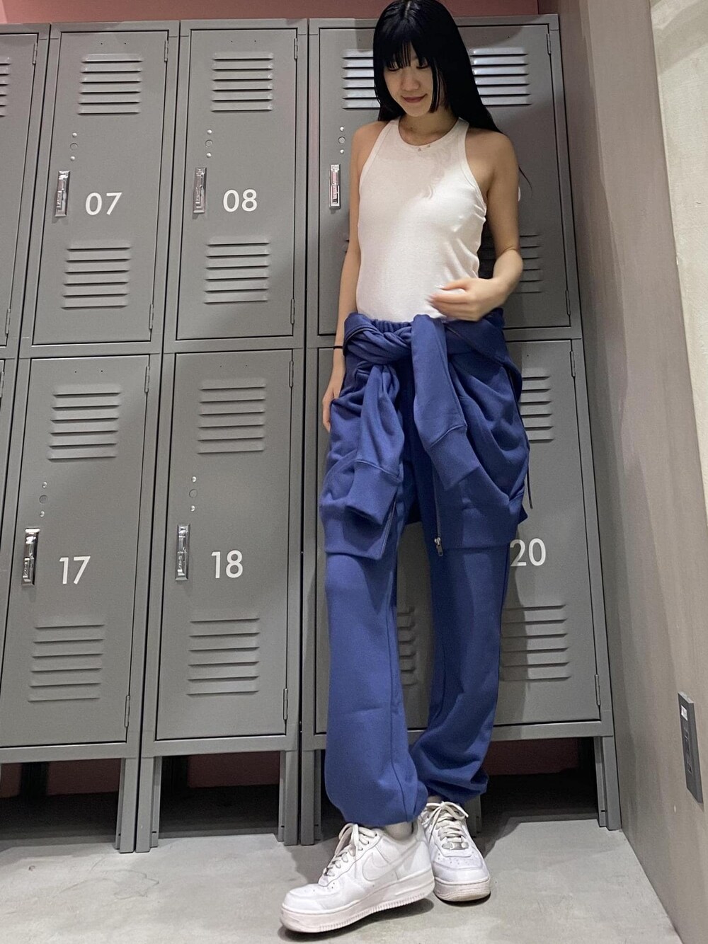 ブルー系のその他パンツ、ブルー系のパーカー、ホワイト系のスニーカーを着用したレディースの冬コーディネートの1枚目の写真