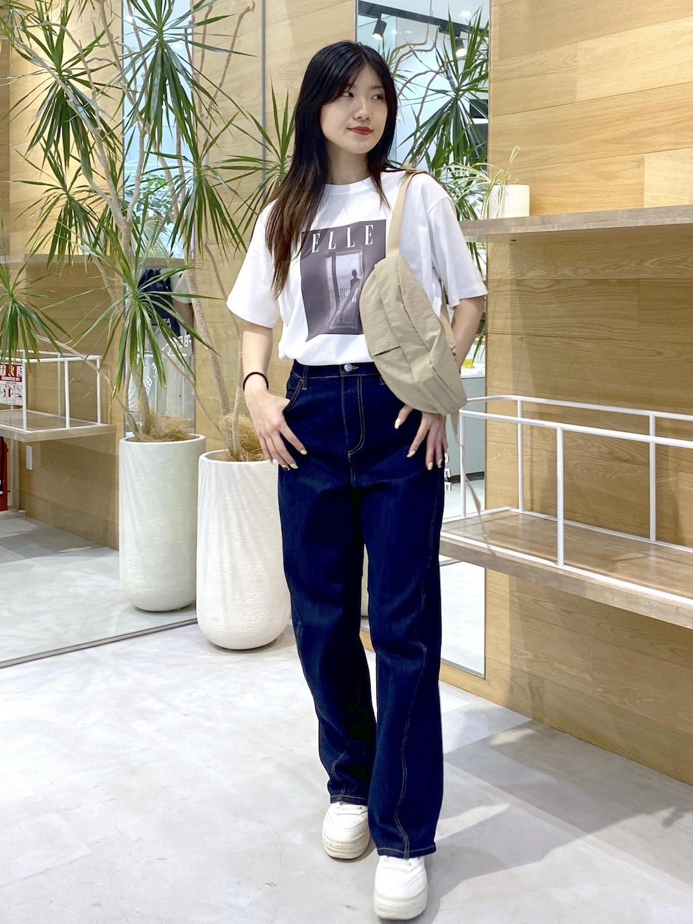 「ナージー、デニム、デニムパンツ、デニムコーデ、厚底、厚底スニーカー、Reebok、ELLE、コラボT、Tシャツ、Tシャツコーデ、バッグ、ボディーバッグ、骨格ウェーブ、夏コーデ」｜「Reebokの【Reebok】CLUB C EXTRA（スニーカー、ホワイト系）」を使った、sana.nさん（レディース・162cm）の秋コーディネートの1枚目の写真