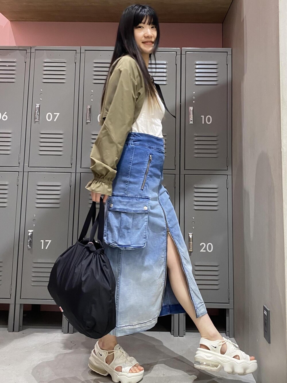 デニムスカートを使った「エアマックスココ」の人気ファッション