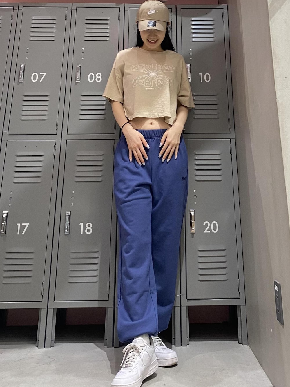 ブルー系のその他パンツ、ホワイト系のスニーカー、ホワイト系のTシャツ/カットソーを着用したレディースの冬コーディネートの1枚目の写真