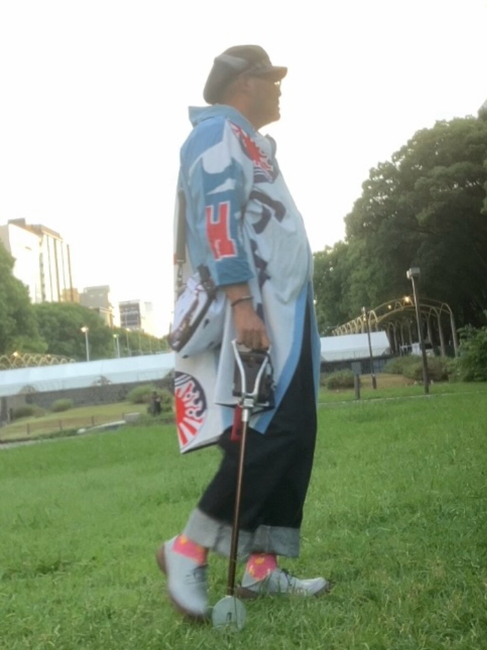 「杖、和洋ミックス、デブですがなにか？、でぶ、メガネおやじ」｜「CUNEのアイテム（デニムパンツ、ブルー系）」を使った、メルヘン翁さん（メンズ・178cm）の秋コーディネートの1枚目の写真