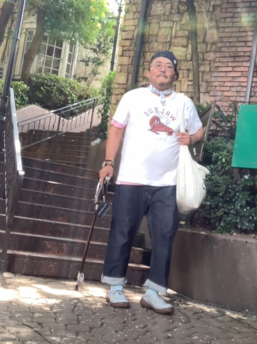 「杖、メガネおやじ、でぶ、デブでもオシャレ」｜「CUNEのアイテム（Tシャツ/カットソー、ホワイト系）」を使った、メルヘン翁さん（メンズ・178cm）の秋コーディネートの1枚目の写真