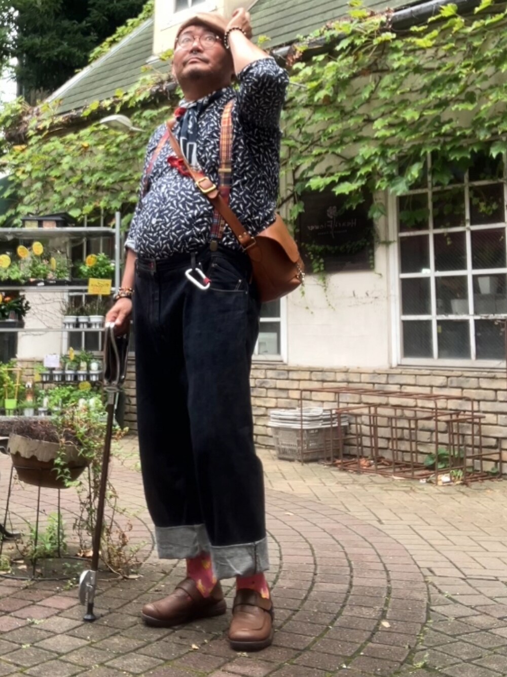 「デブでもオシャレ、メガネおやじ、めがね × ベレー、サスペンダー男子、和洋ミックス、デブですがなにか？」｜「CUNEのアイテム（デニムパンツ、ブルー系）」を使った、メルヘン翁さん（メンズ・178cm）の夏コーディネートの1枚目の写真