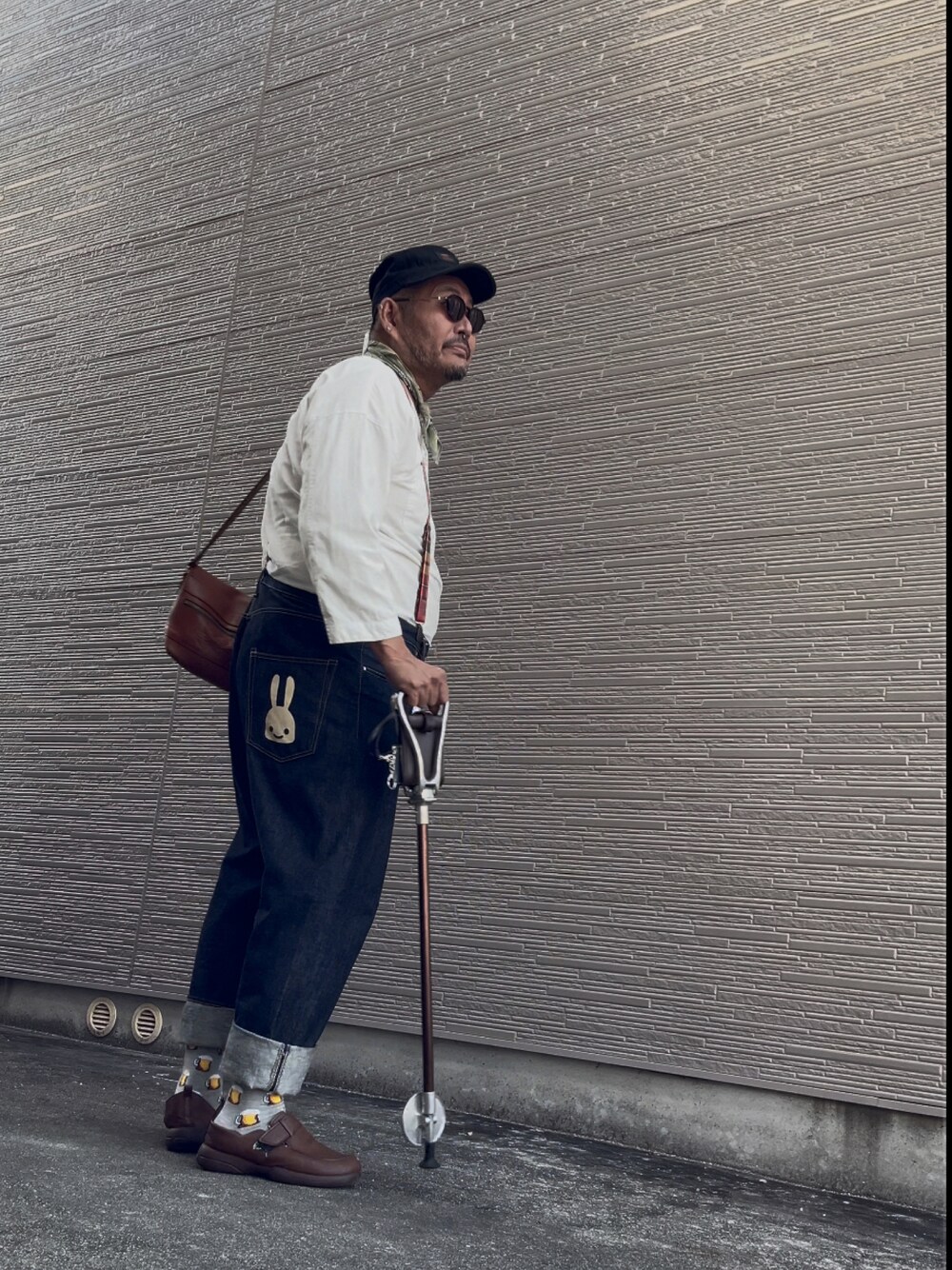 「秋服、和洋ミックス、メガネ×帽子、メガネおじさん、でぶ、デブですがなにか？、杖」｜「CUNEのアイテム（デニムパンツ、ブルー系）」を使った、メルヘン翁さん（メンズ・178cm）の秋コーディネートの1枚目の写真