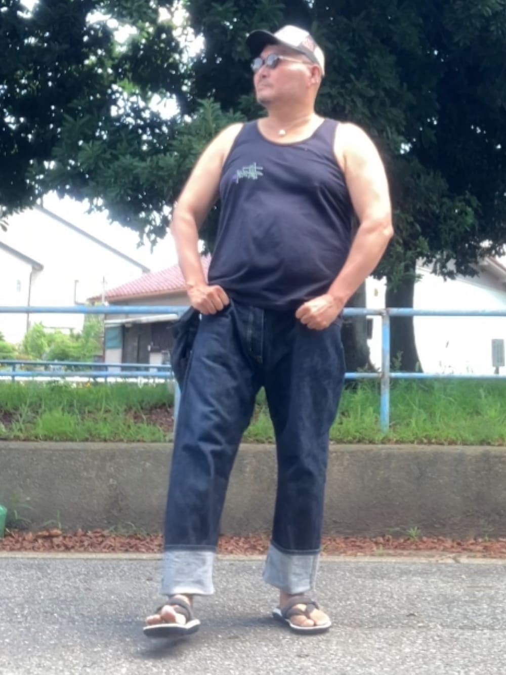 「おじさん、でぶ、デブですがなにか？、メガネおやじ」｜「STUSSYのアイテム（タンクトップ、ブラック系）」を使った、メルヘン翁さん（メンズ・178cm）の夏コーディネートの1枚目の写真