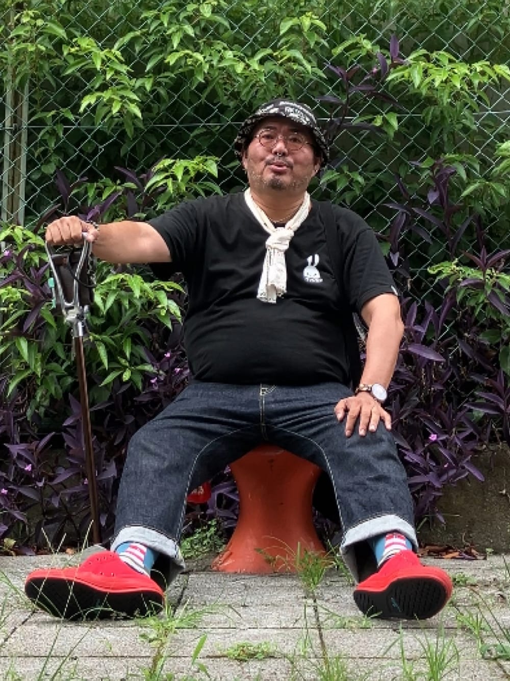 「杖、でぶ、デブですがなにか？、メガネおやじ、メガネ×帽子」｜「CUNEのアイテム（Tシャツ/カットソー、ブラック系）」を使った、メルヘン翁さん（メンズ・178cm）の秋コーディネートの1枚目の写真