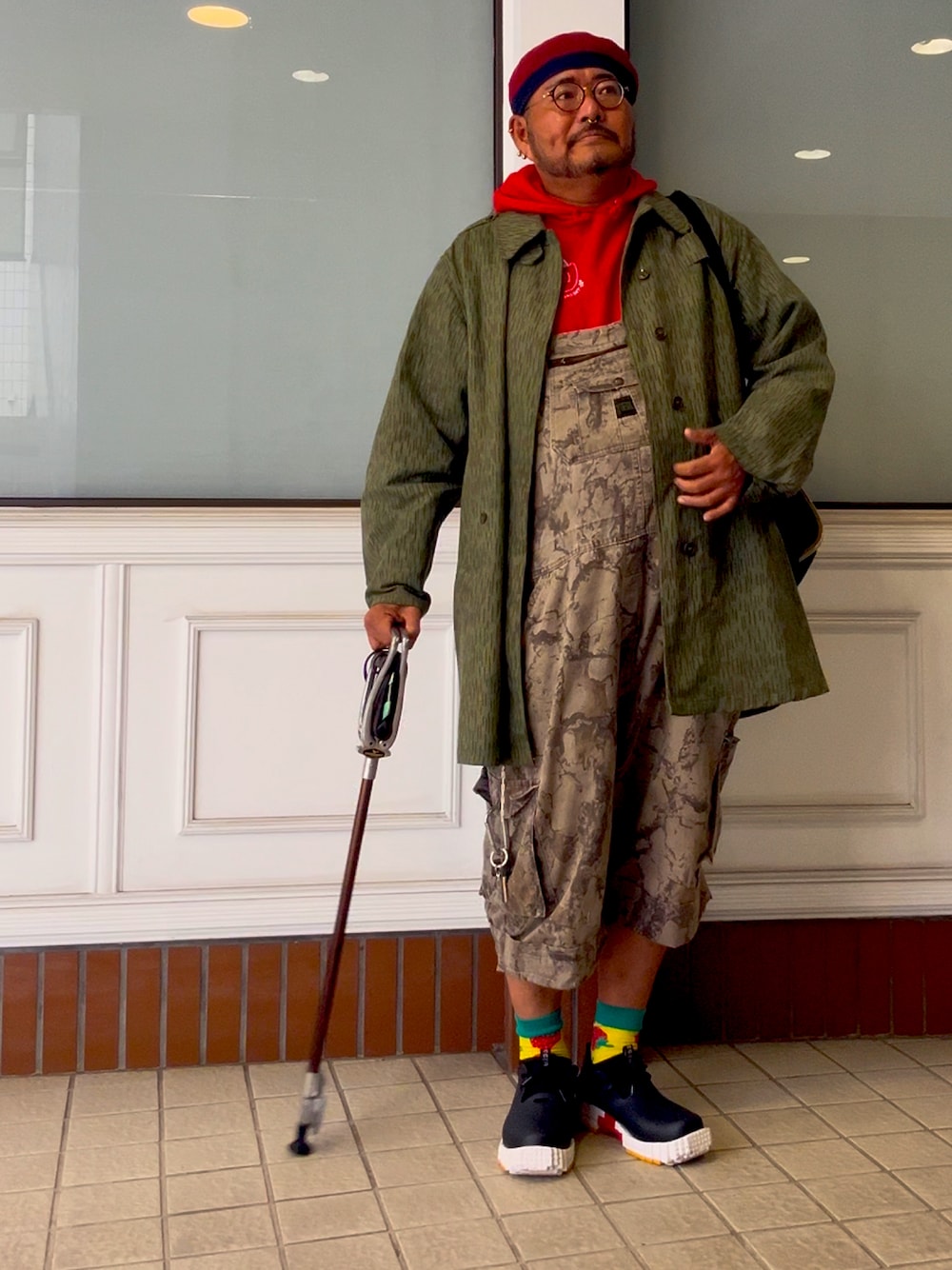 「杖、メガネ×ニット帽、メガネおやじ、でぶ、デブでもオシャレ、デブですがなにか？」｜「CHILLEのアイテム（シューズ、ブラック系）」を使った、メルヘン翁さん（メンズ・178cm）の春コーディネートの1枚目の写真