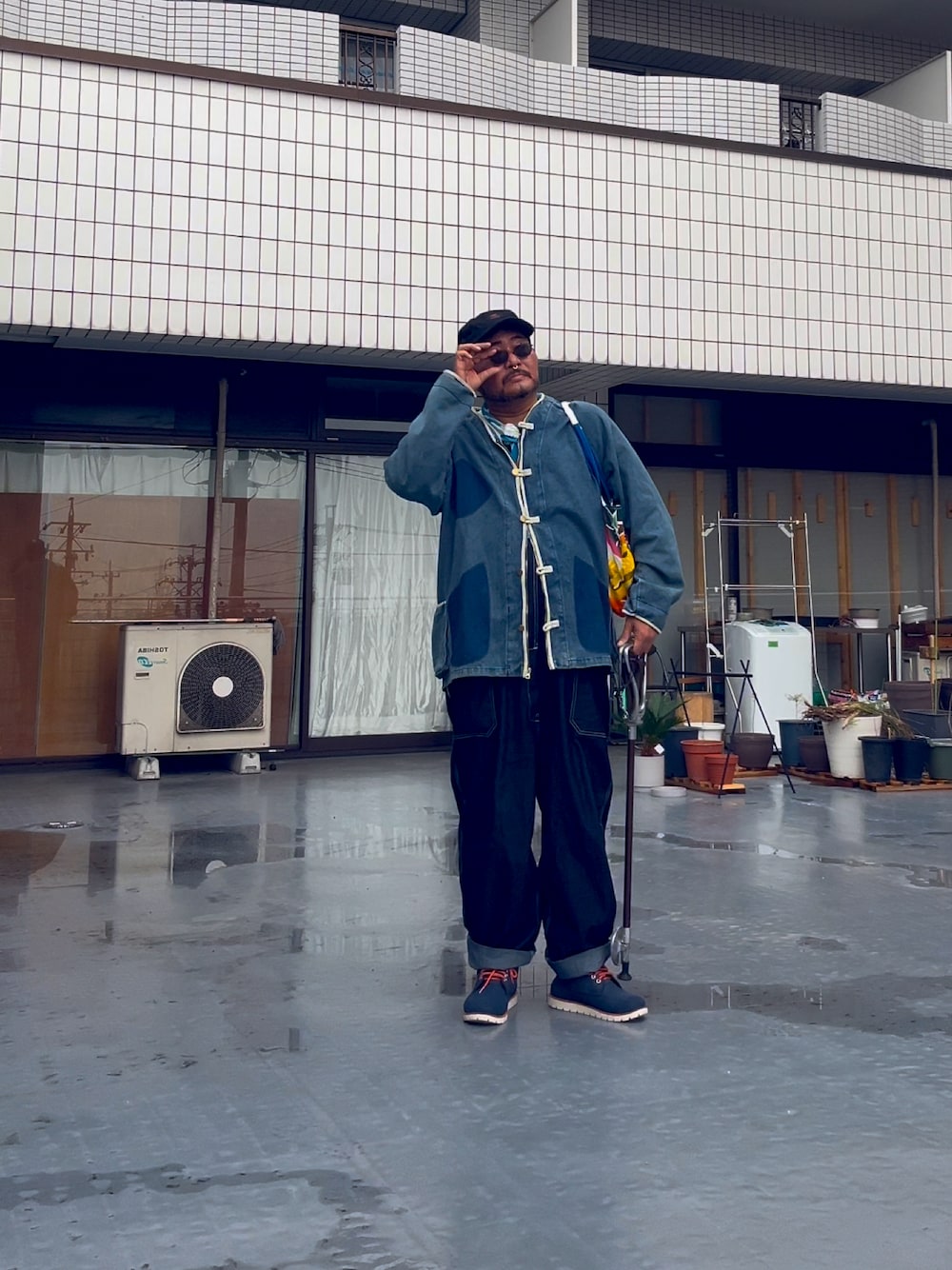 「杖、メガネおやじ、メガネ×帽子、でぶ、デブでもオシャレ、デブですがなにか？、はるコーデ」｜「Dickiesのアイテム（サロペット/オーバーオール、ブルー系）」を使った、メルヘン翁さん（メンズ・178cm）の春コーディネートの1枚目の写真