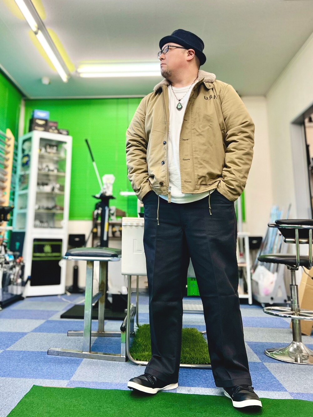 スニーカーを使った「N-1デッキジャケット」のメンズ人気ファッション