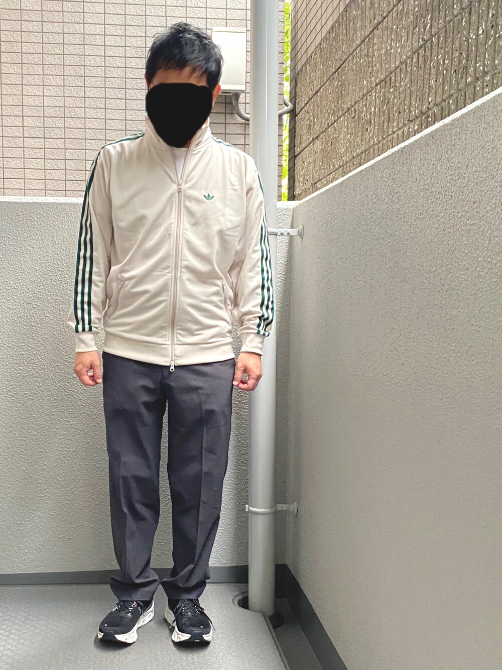 「スポーツミックス、秋コーデ、スニーカー、スラックス、トラックジャケット、ジャージ、adidas、秋服、きれいめカジュアル」｜「Onのアイテム（スニーカー、ブラック系）」を使った、shinさん（メンズ・168cm）の秋コーディネートの1枚目の写真