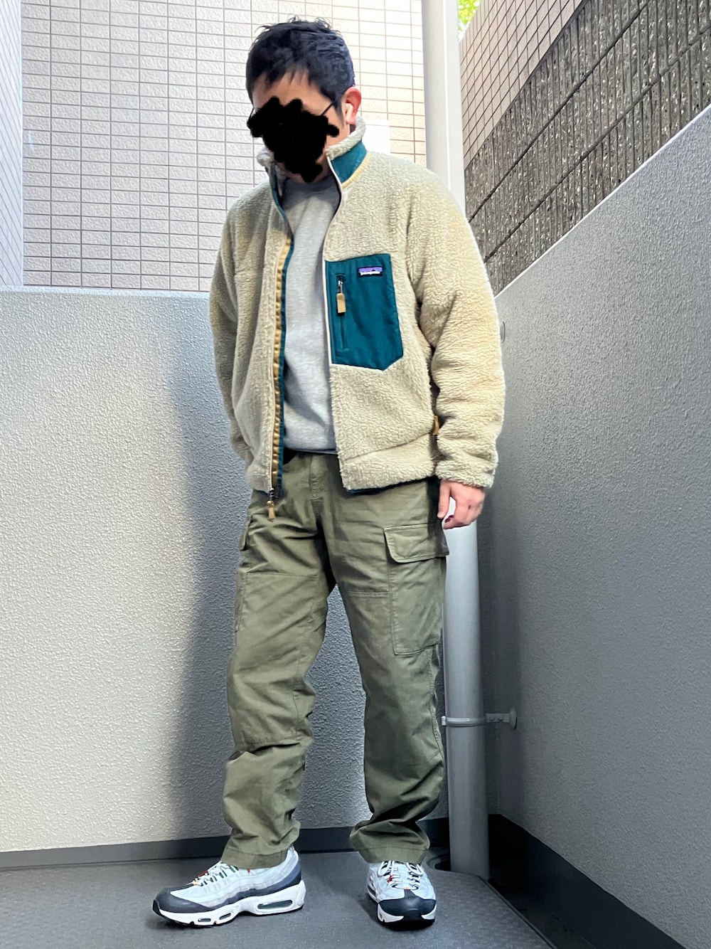 「スニーカー、スニーカーコーデ、カーゴパンツ、ワイドパンツ、スウェット、レトロX、エアマックス、お出かけコーデ、おでかけコーデ、休日スタイル、春コーデ、プチプラ、エアマックス95、NIKE」｜「NIKEのエアマックス95（スニーカー、グリーン系）」を使った、shinさん（メンズ・168cm）の春コーディネートの1枚目の写真