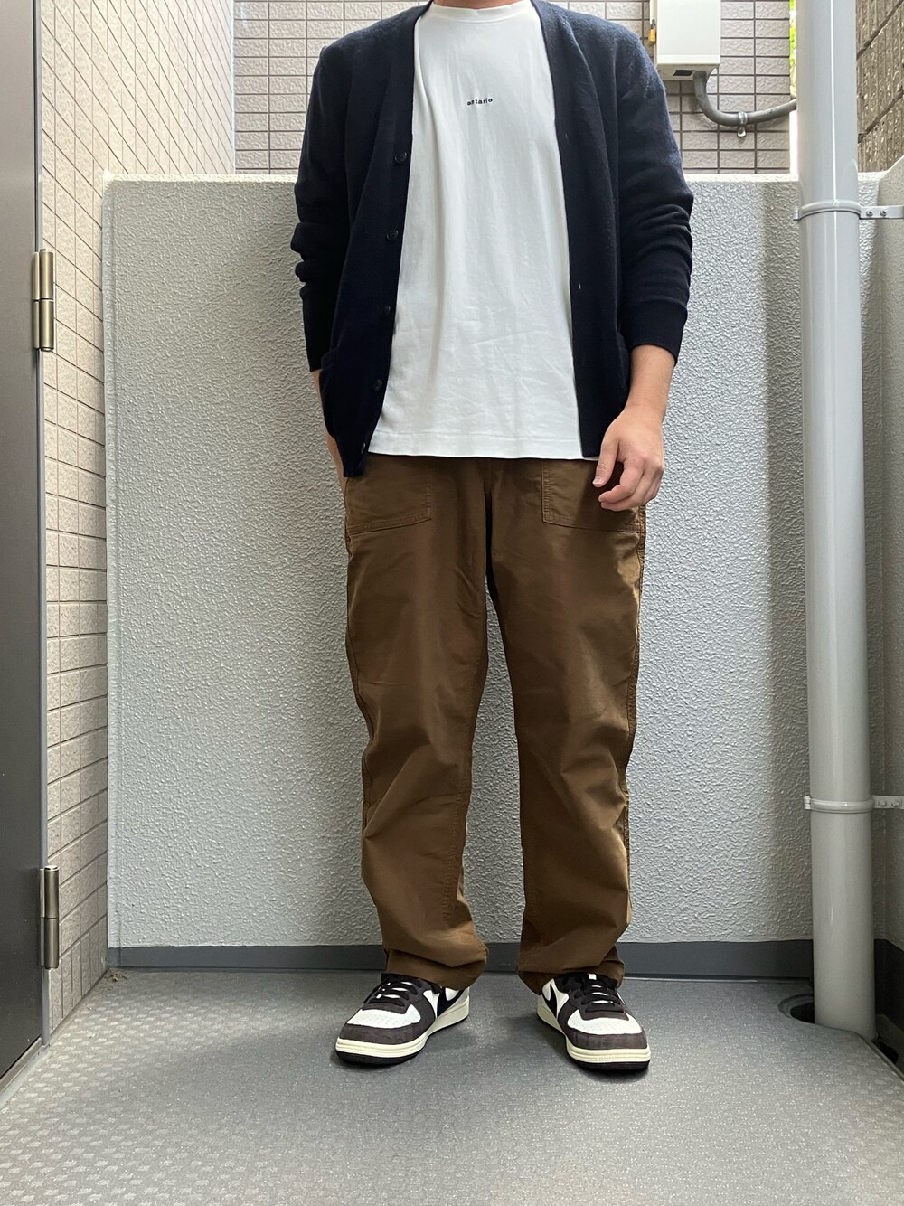 「秋服まるっと大公開、秋服コーデ、秋のコーデ、シンプルコーデ、休日コーデ、お出かけコーデ、NIKE、ターミネーター、カーディガン、秋服準備はじめました、秋コーデ、ワイドパンツ、ブラウン、秋冬コーデ、休日スタイル」｜「NIKE ターミネーターのアイテム（スニーカー、ホワイト系）」を使った、shinさん（メンズ・168cm）の秋コーディネートの1枚目の写真