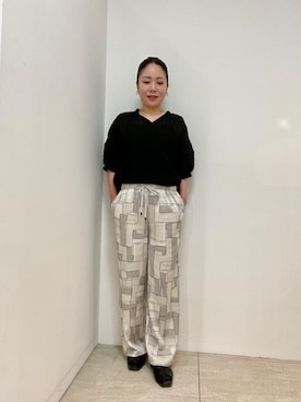 「UNTITLED（アンタイトル）の【洗える】シアーVネックブラウス（シャツ/ブラウス、ブラック系）」を使った、wachi1000さん（レディース）の春コーディネート