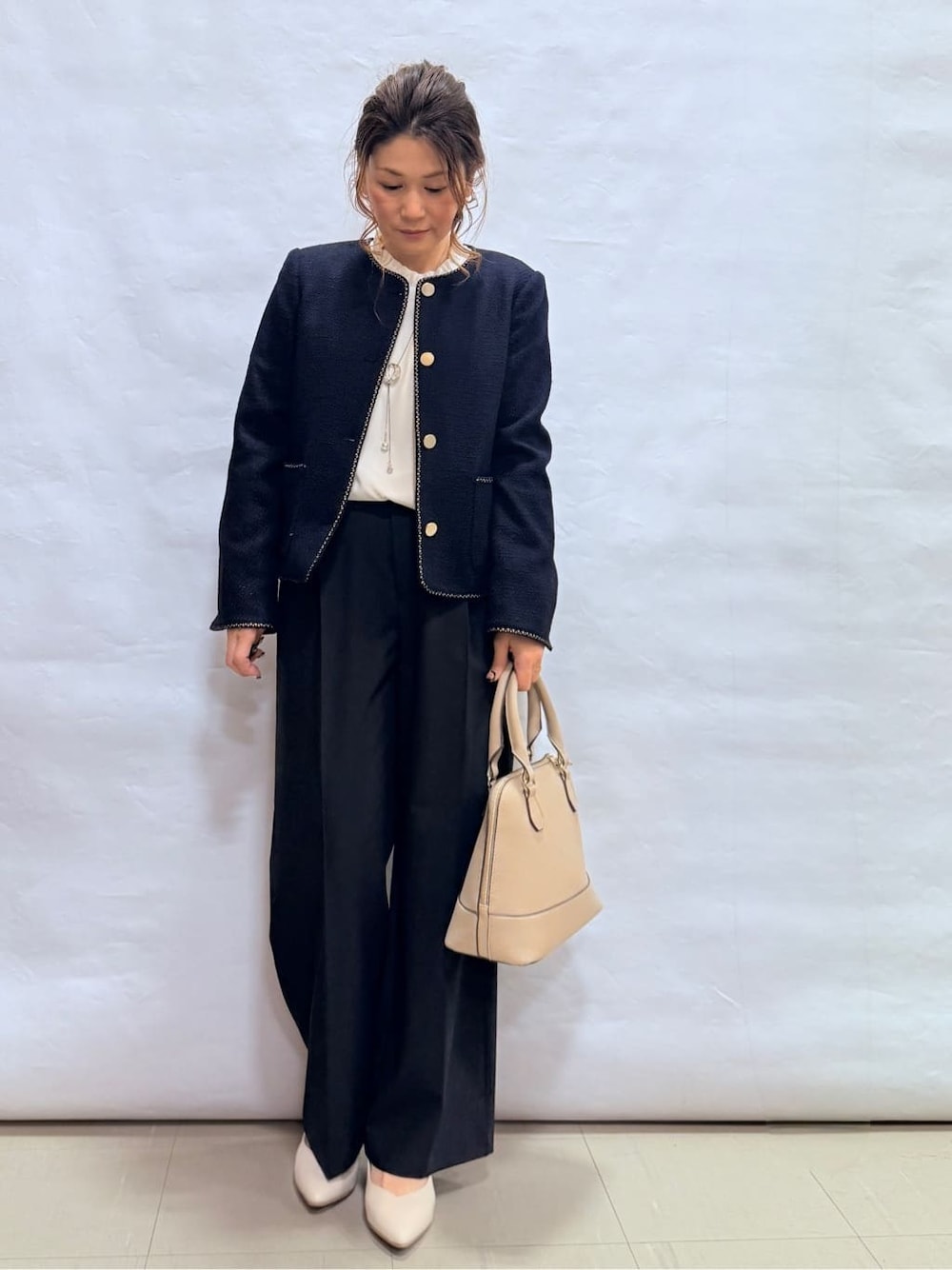 ホワイト系のシャツ/ブラウス、ブルー系のノーカラージャケット、ブルー系のその他パンツを着用したレディースの冬コーディネートの1枚目の写真