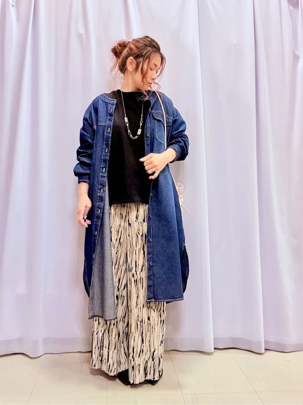 ブルー系のワンピース、ブラック系のTシャツ/カットソー、ブルー系のその他パンツを着用したレディースの春コーディネートの1枚目の写真