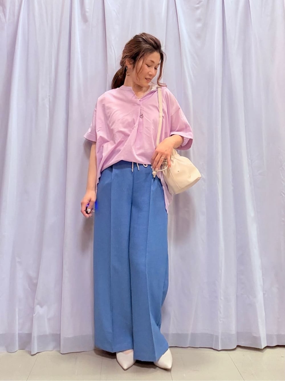 パープル系のシャツ/ブラウス、ホワイト系のTシャツ/カットソー、ブルー系のその他パンツを着用したレディースの春コーディネートの1枚目の写真