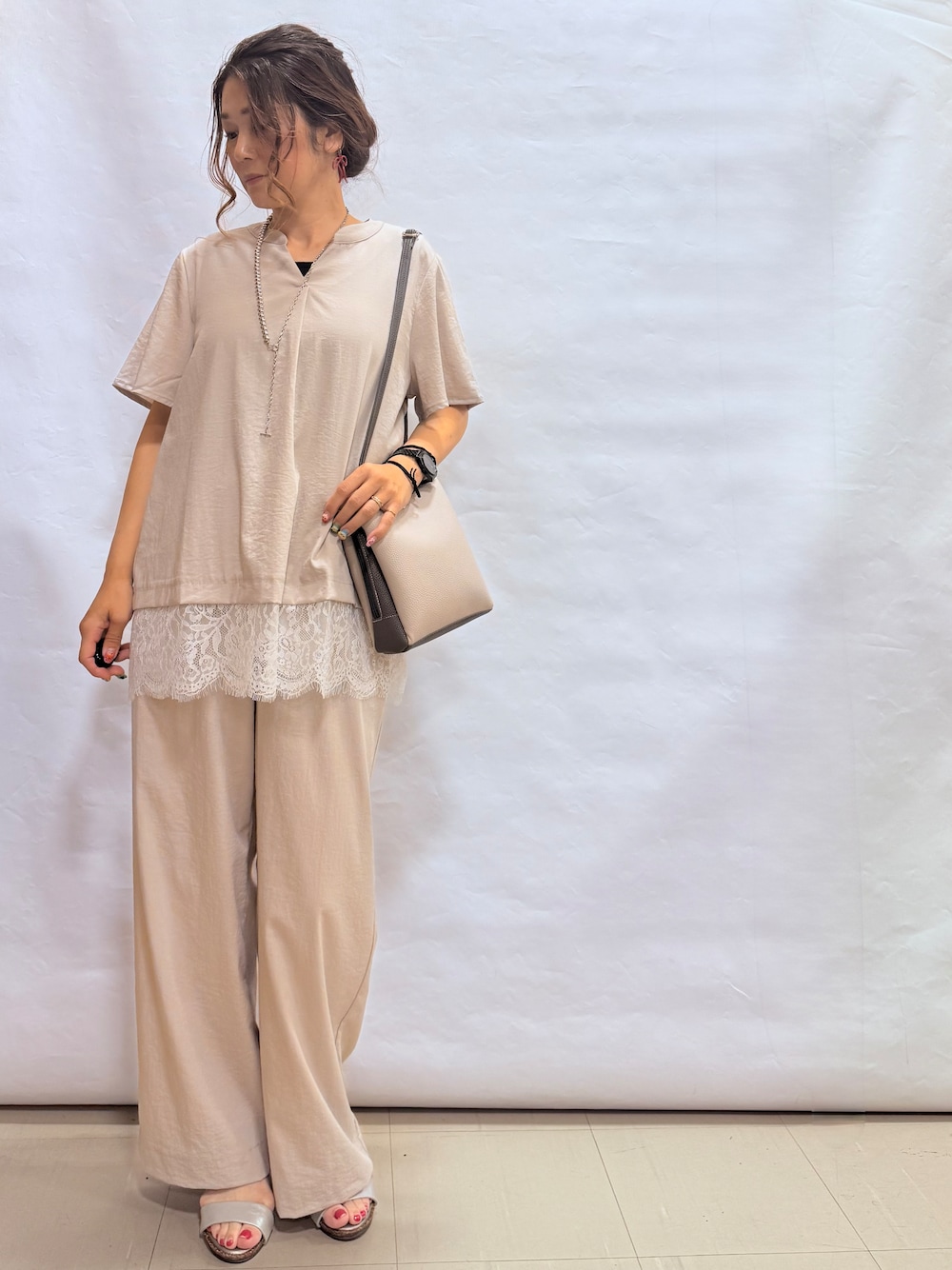 ベージュ系のシャツ/ブラウス、ベージュ系のその他パンツ、シルバー系のサンダルを着用したレディースの夏コーディネートの1枚目の写真